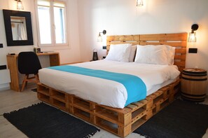Lägenhet - utsikt mot trädgården | Sängtillbehör av högsta kvalitet och värdeförvaringsskåp på rummet