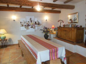 Se sirven cenas y cocina local