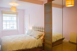 Apartamento (1 Bedroom) | 1 quarto, espaço de trabalho para notebook