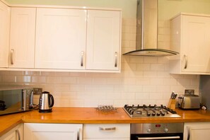 Apartment (1 Bedroom) | Private kitchen | Full-sized fridge, microwave, oven, stovetop