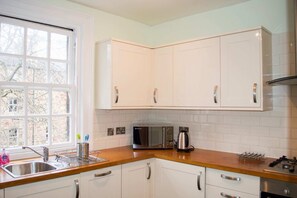 Apartamento (1 Bedroom) | Cozinha privada | Geladeira grande, micro-ondas, fogão, cooktop