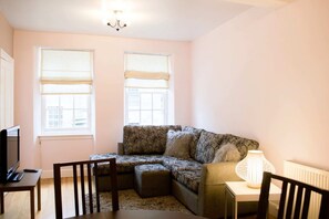 Apartamento (1 Bedroom) | Sala de estar | TV 20 polegadas com canais digitais