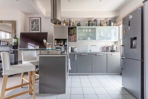 Apartment (2 Bedrooms) | Private kitchen | Fridge, microwave, oven, stovetop - Large Modern Maisonette in Southfields (London)