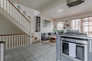 Apartment (2 Bedrooms) | Private kitchen | Fridge, microwave, oven, stovetop