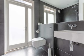 Apartment (2 Bedrooms) | Bathroom | Free toiletries, towels, soap, shampoo