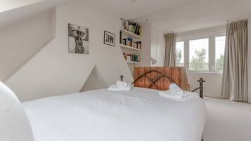 2 bedrooms, laptop workspace, iron/ironing board, bed sheets