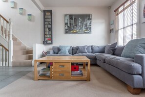 Apartment (2 Bedrooms) | Living room | 20-inch TV with digital channels, fireplace - Large Modern Maisonette in Southfields (London)