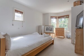 Apartment (2 Bedrooms) | 2 bedrooms, laptop workspace, iron/ironing board, bed sheets
