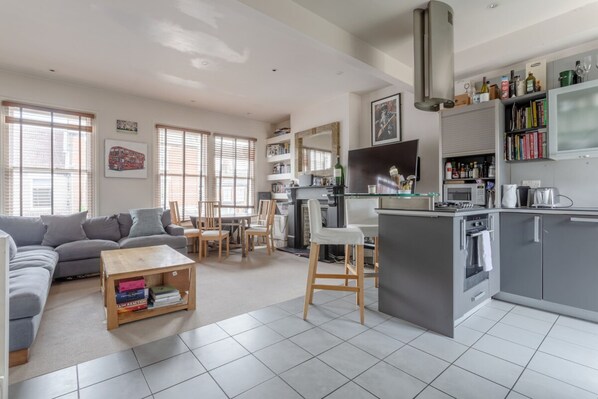 Apartment (2 Bedrooms) | Living room | 20-inch TV with digital channels, fireplace - Large Modern Maisonette in Southfields (London)
