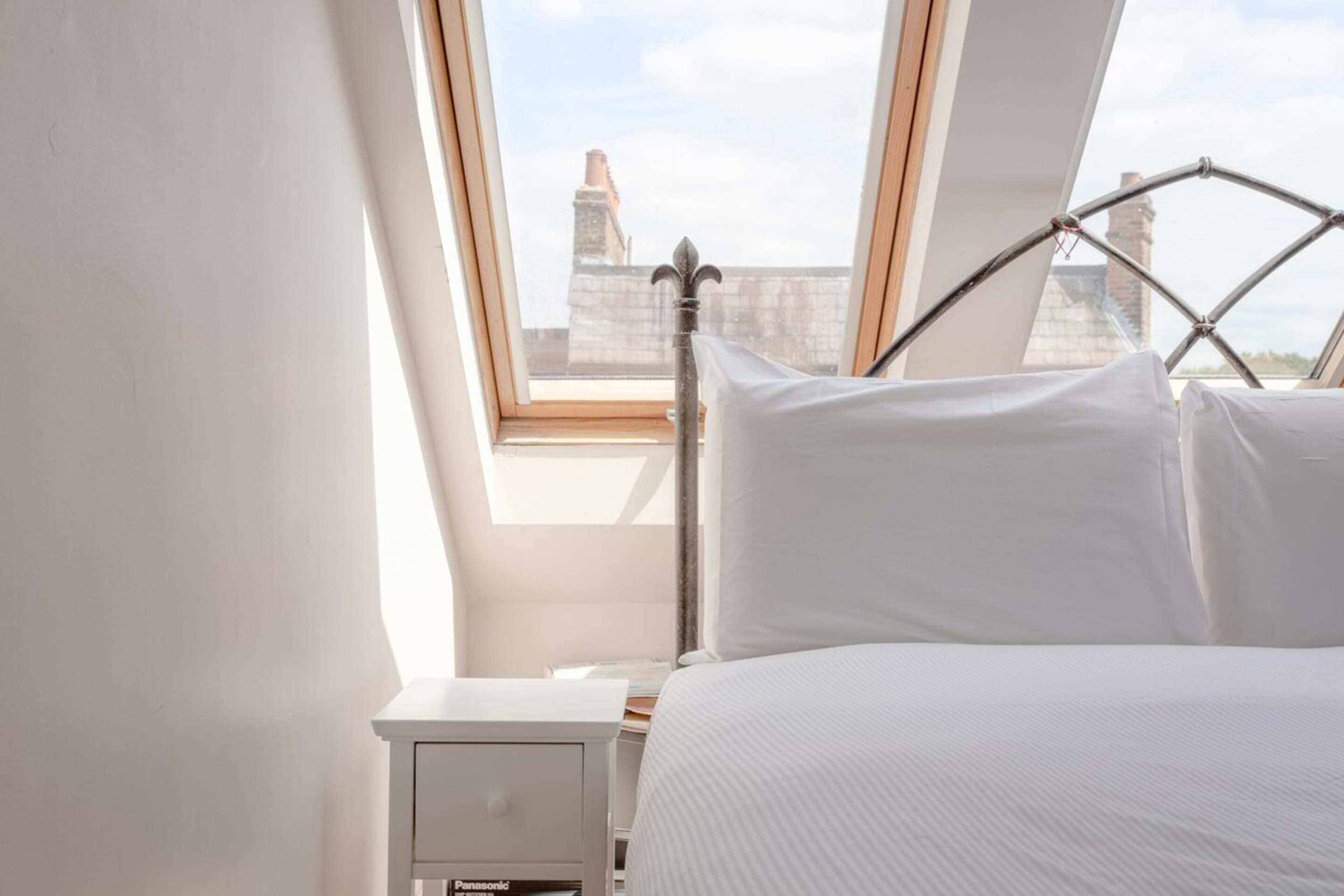 2 bedrooms, laptop workspace, iron/ironing board, bed sheets