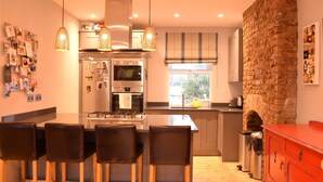 In-room dining - Retro 2 Bedroom Flat in Clapham (London)