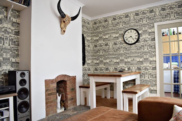 Dining - Quiet 1 Bedroom Home in South London (London)