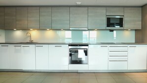 Fridge, microwave, oven, toaster - Stunning 2 Bedroom Great Location (London)