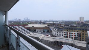 Balcony - Stunning 2 Bedroom Great Location (London)