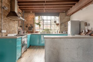 Fridge, microwave, oven, coffee/tea maker - Stylish 2 Bedroom Flat in Southwark (London)