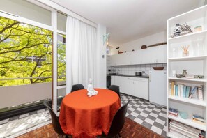 Studio (0 Bedroom) | Dining - Central Urban Oasis With Garden View & Swimming Pool (Cape Town)