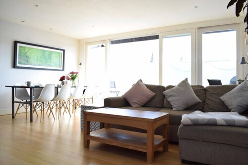 Stunning 2 Bedroom House in Chiswick