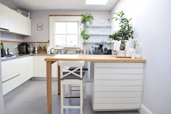 Fridge, microwave, oven, dishwasher - Stunning 2 Bedroom House in Chiswick (London)