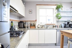 Fridge, microwave, oven, dishwasher - Stunning 2 Bedroom House in Chiswick (London)