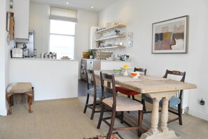 Fridge, microwave, oven, toaster - Westbourne Park 1 Bedroom Apartment (London)
