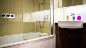 Bathroom - Stylish 2 Bedroom Flat With Balcony (London)