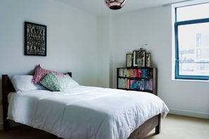 2 bedrooms - Stylish 2 Bedroom Flat With Balcony (London)