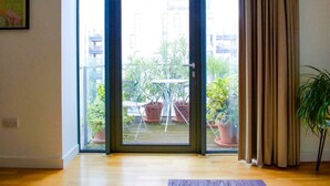 Room - Stylish 2 Bedroom Flat With Balcony (London)