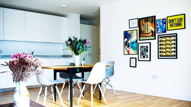 In-room dining - Stylish 2 Bedroom Flat With Balcony (London)