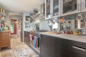 Fridge, microwave, oven, coffee/tea maker