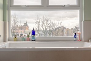 Bathroom - Spacious Property in Kensal Green (London)