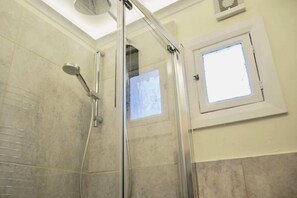 Studio (0 Bedroom) | Bathroom | Shower, free toiletries, hair dryer, towels