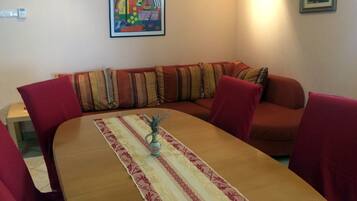 Basic-Apartment | Wohnbereich | Flachbildfernseher