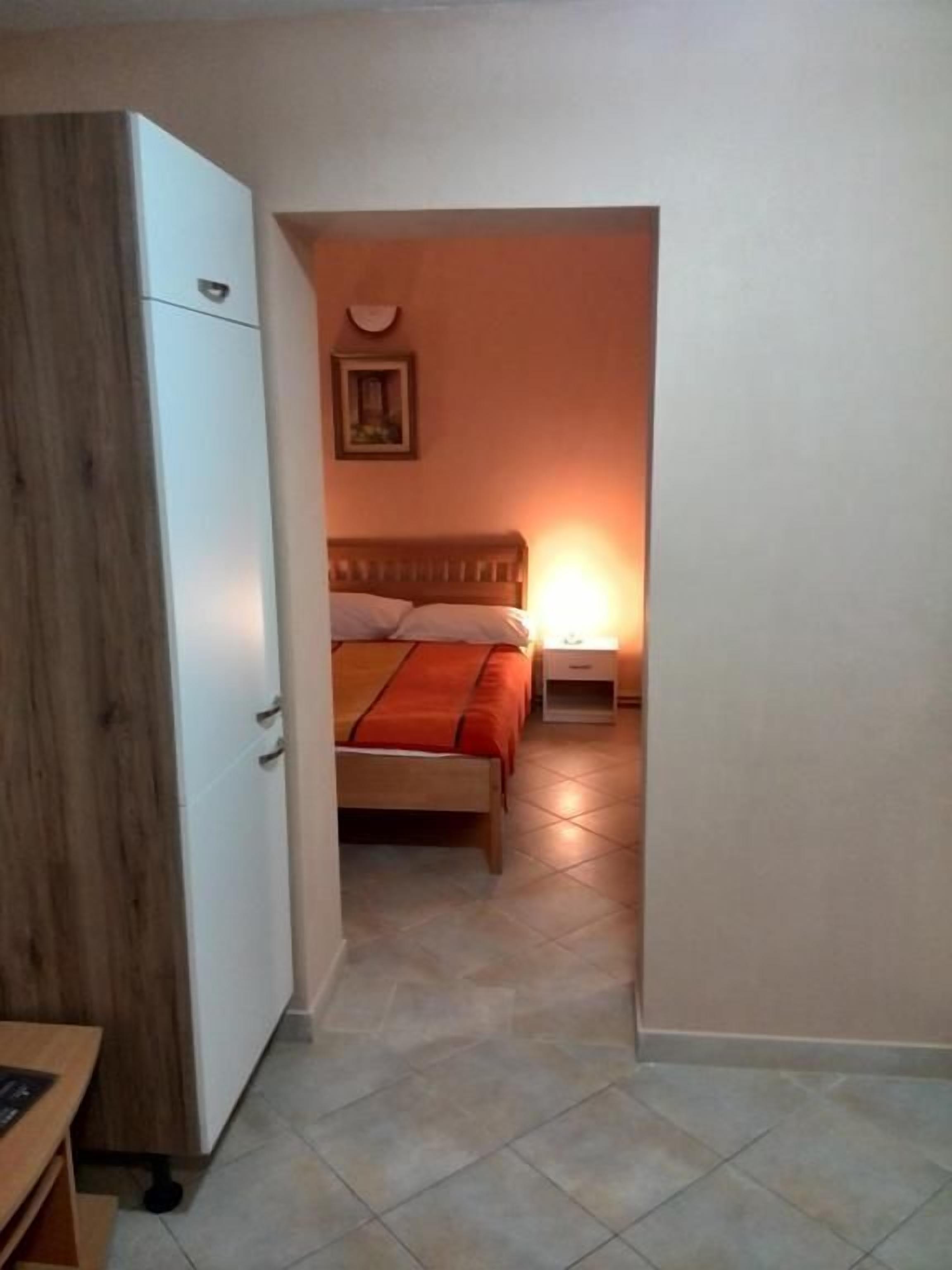 Departamento básico, vista a la colina | 1 habitación, caja de seguridad en la habitación y escritorio 