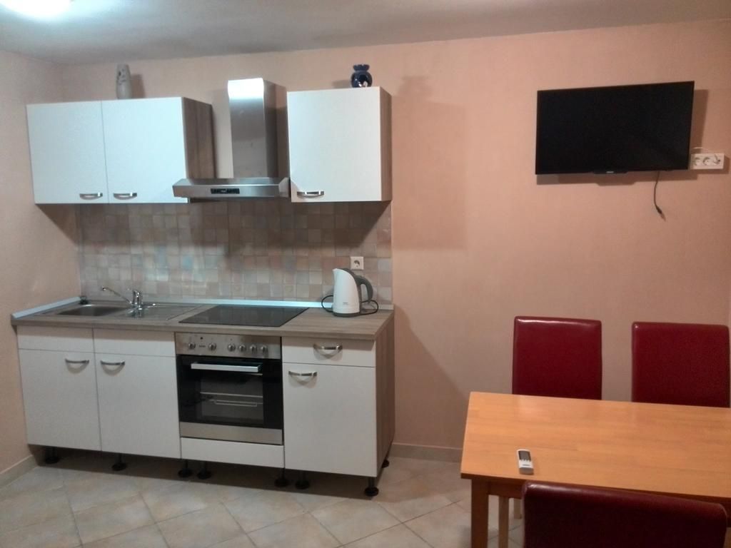 Basic Apartment, Hill View | Private kitchen | Fridge, microwave, oven, stovetop