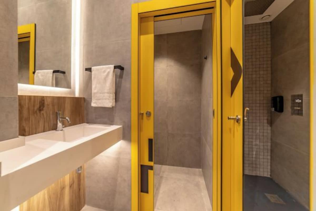 Een douche, handdoeken, zeep, shampoo