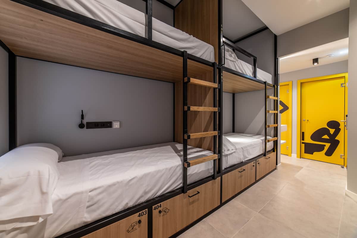 Cortinas blackout, insonorización, wifi gratis y ropa de cama