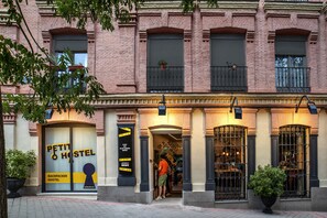 Property entrance - Petit Hostel La Latina - Adults Only (Madrid)