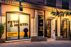 Property entrance - Petit Hostel La Latina - Adults Only (Madrid)