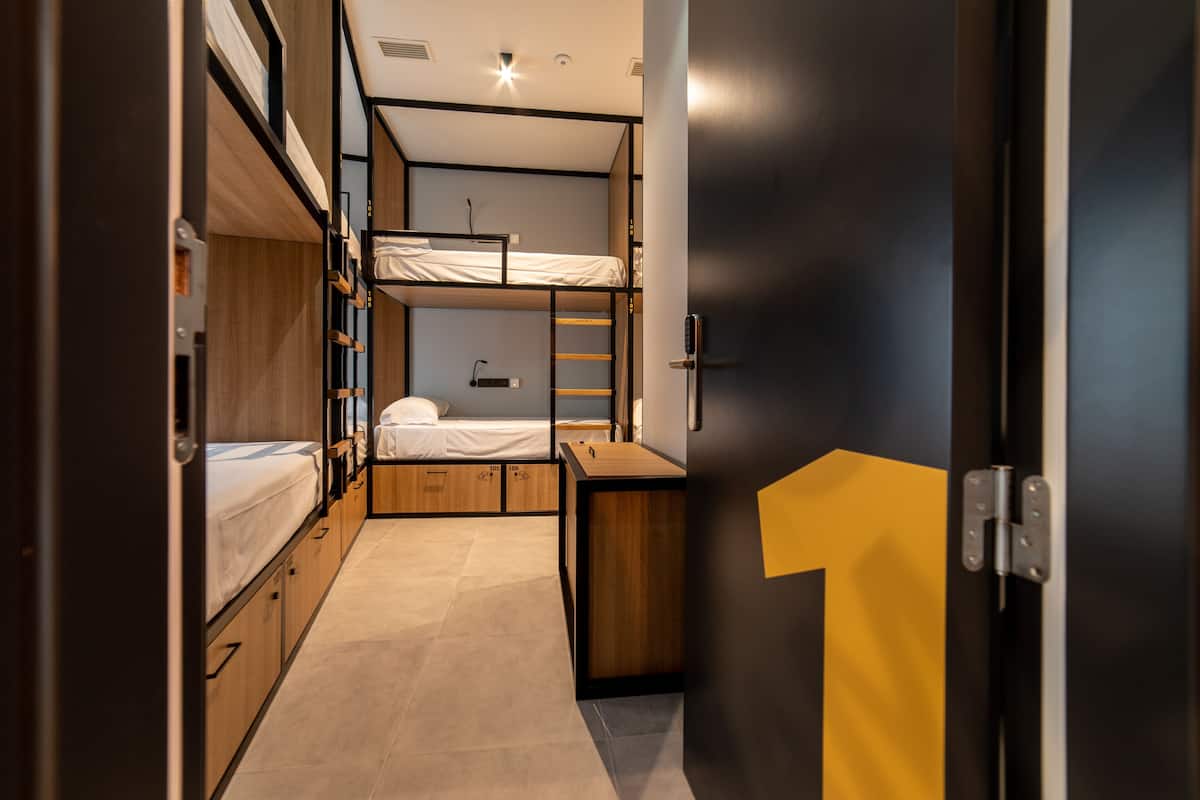 宿舍, 男女混合宿舍 (Ages 18-50 - 1bed in a 8 Bed DormRoom) | 遮光窗帘、隔音、免费 WiFi、床单