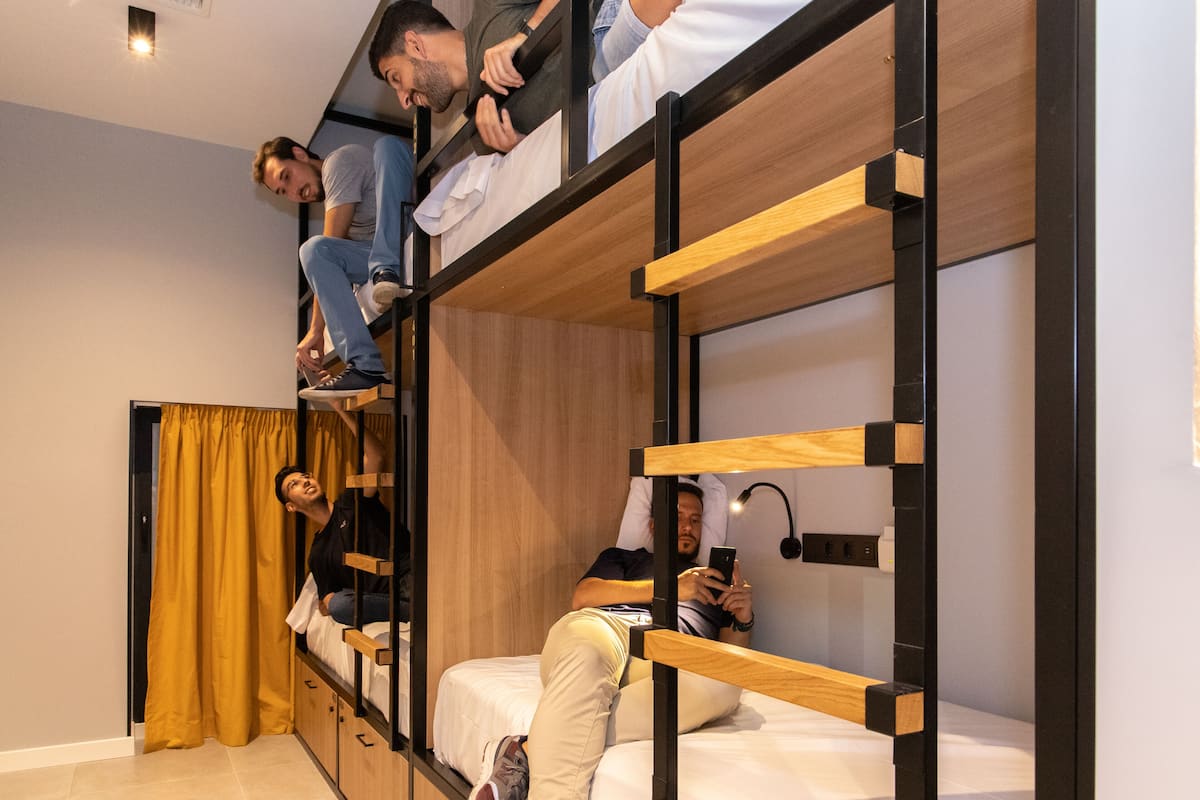 Cortinas blackout, insonorización, wifi gratis y ropa de cama