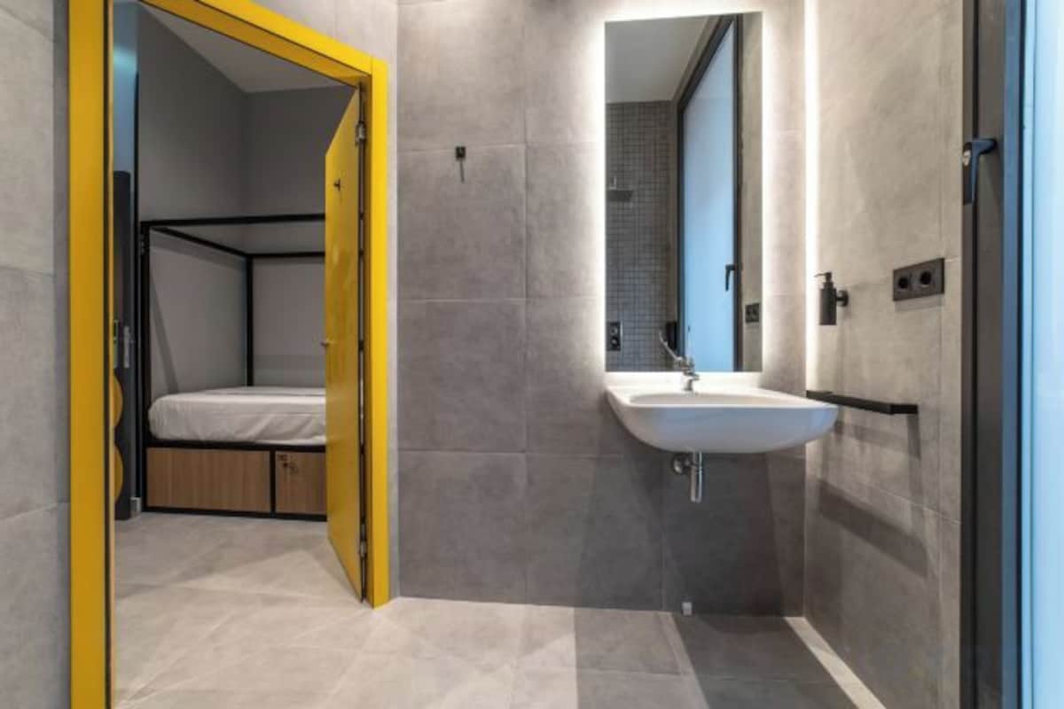Een douche, handdoeken, zeep, shampoo