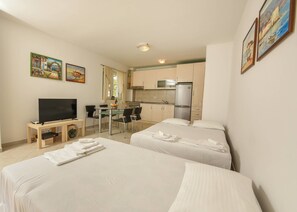Apartment Sea View - 21 | Desk, laptop workspace, soundproofing, iron/ironing board - Sea Point II (Tivat)