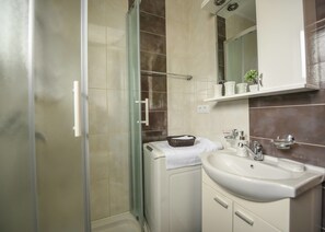 Classic Apartment, Sea View 24 | 浴室 | 淋浴設備、吹風機、拖鞋、毛巾