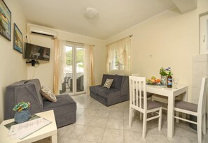 Escritorio y espacio para trabajar con laptop 