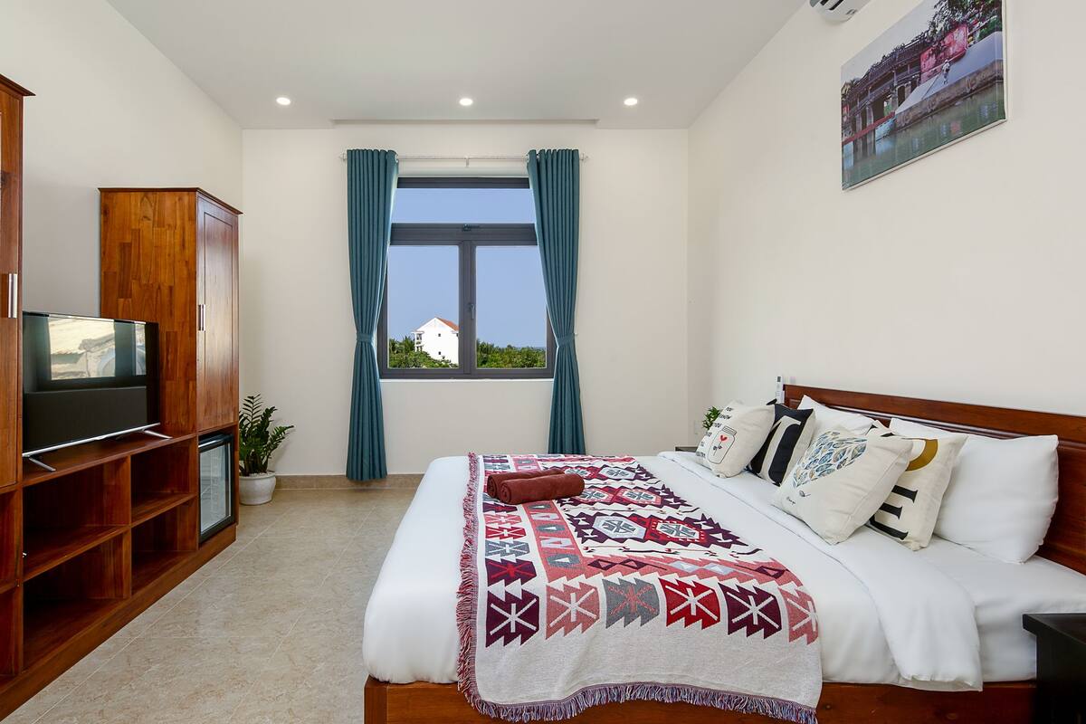 Deluxe Double Room | Minibar, blackout drapes, soundproofing, iron/ironing board