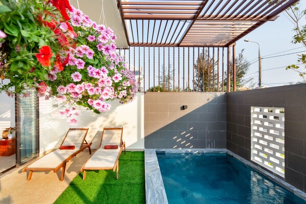 Outdoor pool, sun loungers - Yellow Mushroom Villa Hoi An (Da Nang)