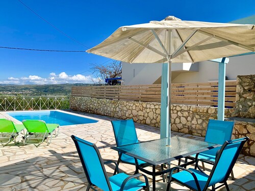 Morden Villa with Private Pool, beautiful Views and Free WiFi