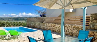 Morden Villa with Private Pool, beautiful Views and Free WiFi