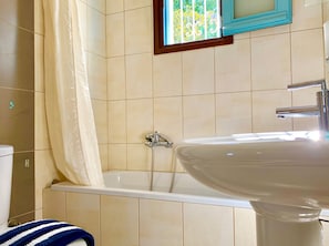 Ensemble douche/baignoire, sèche-cheveux, serviettes fournies, savon