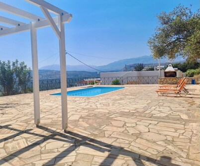 Morden Villa with Private Pool, beautiful Views and Free WiFi